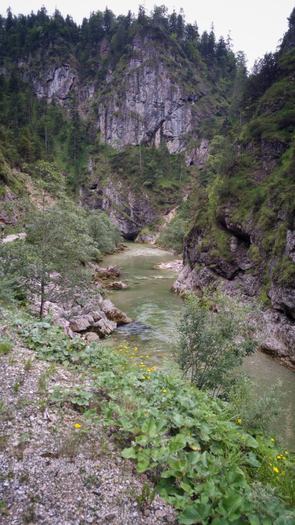 Idyllisch schlängelt sich die Brandenberger Ache durch ihr Tal