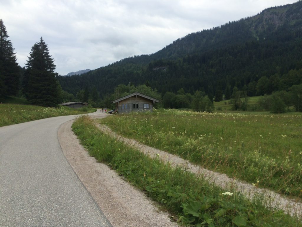 Nachdem man den Tegernsee verlassen hat, kommen die ersten Transalp-Gefühle auf. Es geht auf ruhigen Straßen nach Österreich.