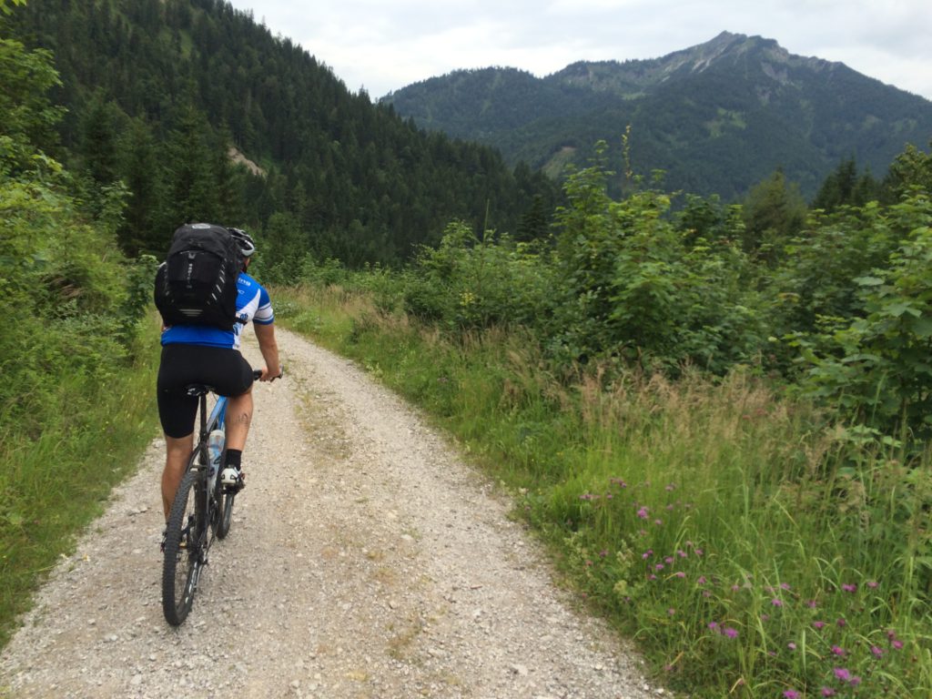 Auf sehr gut befahrbaren Feld- und Forststraßen geht es über die Brandenberger Alpen