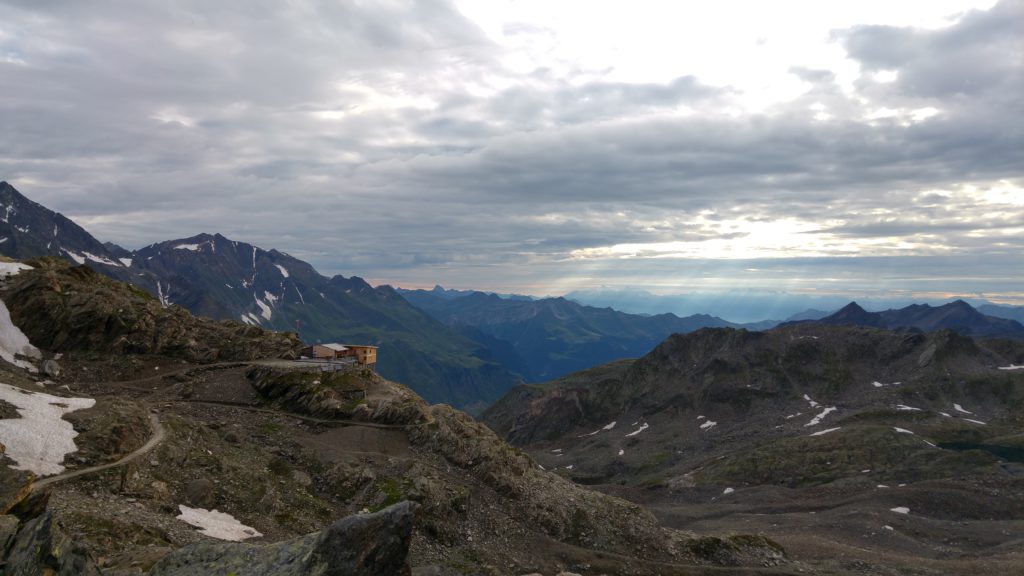 Der letzte Blick auf die Stettiner Hütte bevor es hinunter ins Pfossental geht