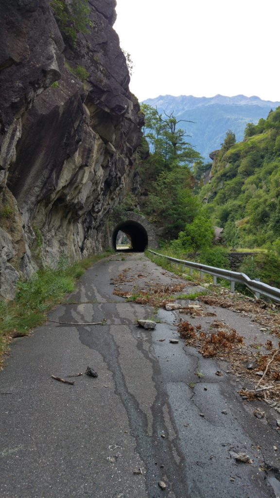 Später geht es über eine Straße hinunter ins Vinschgau. Um einen dunklen Tunnel zu vermeiden sollte man als Radfahrer auf eine alte, verlassene Landstraße ausweichen
