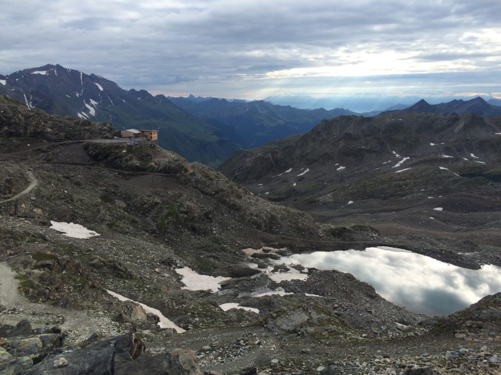Hier noch ein Bild der aktuellen Stettiner Hütte vom Pass aus.